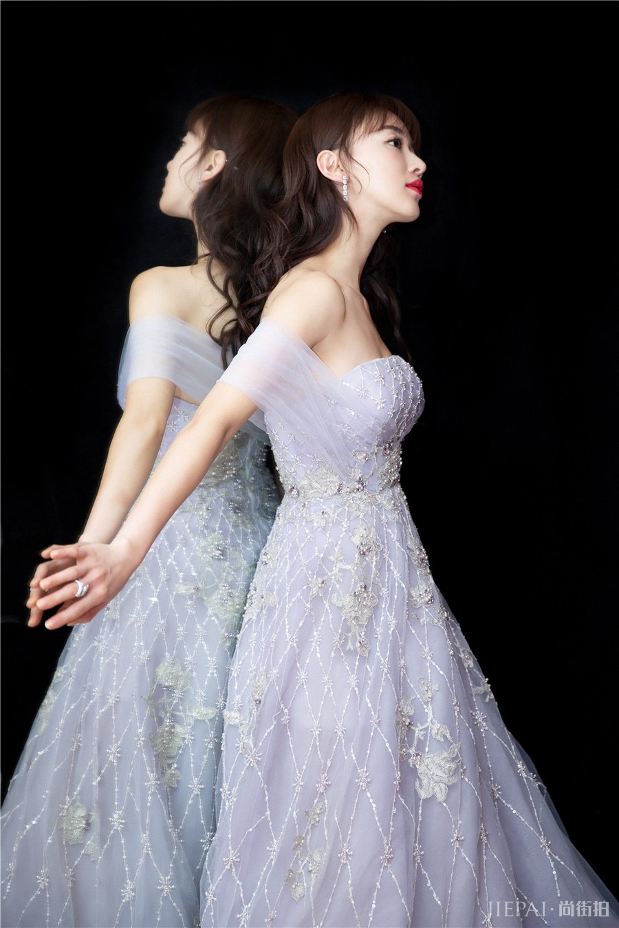吴谨言紫罗兰纱裙亮相 气质优雅仙气十足