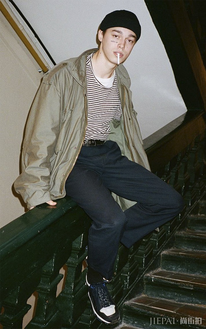 这个男孩自称是“垃圾王”、“宿醉婊”，却意外走红社交网络