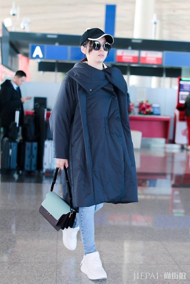 张靓颖机场又穿大羽绒服瘦腿裤,只是换个发型最少年轻10岁!