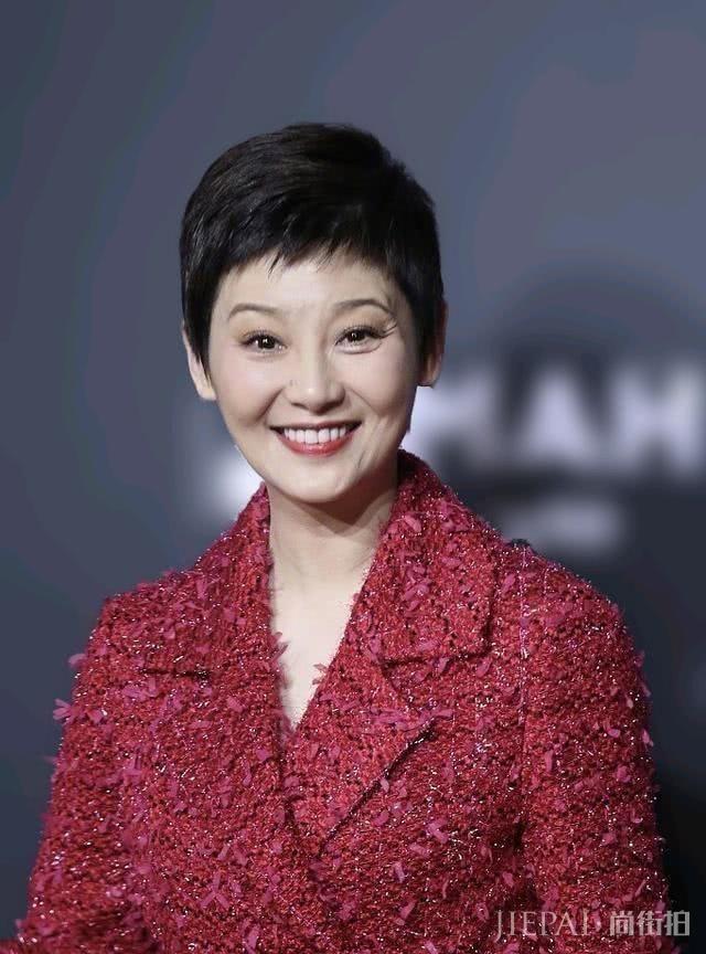 徐帆也紧追潮流, “狗啃刘海”短发加“起球”大衣, 帅气优雅两不误