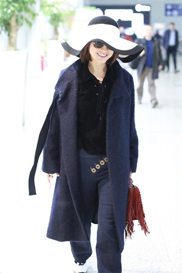 吴昕宽檐帽,硬把机场走成秀场了