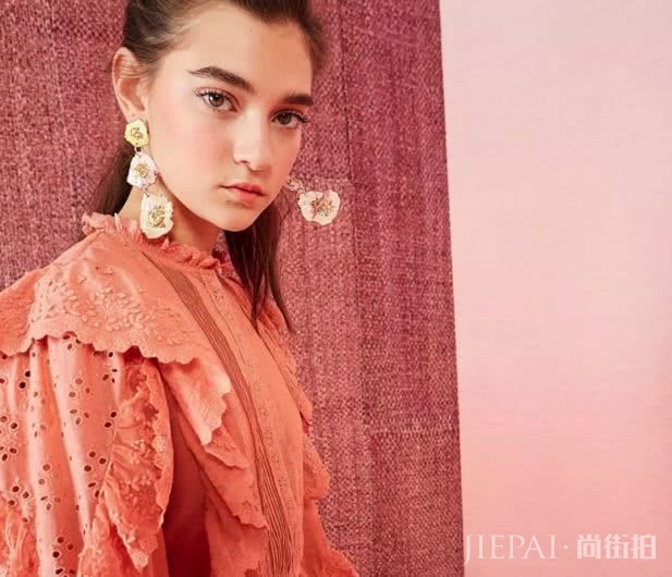 热珊瑚色来临之前,今年冬天是这个颜色的天下