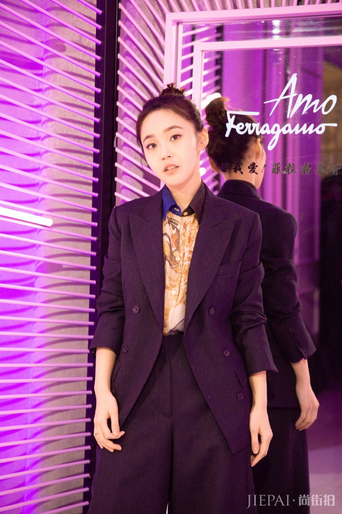 张佳宁笑容式美人“杀手”!透视纱网+拖地长裙,这才叫仙女