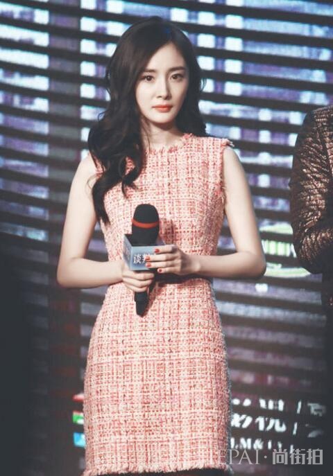 杨幂穿亮片装渔网短裙很有范,搭配高跟鞋更时尚