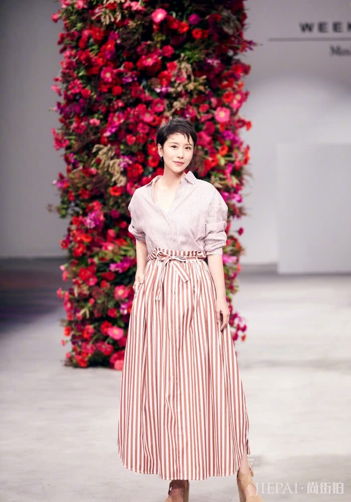 海清穿白色印花长裙 时尚又优雅