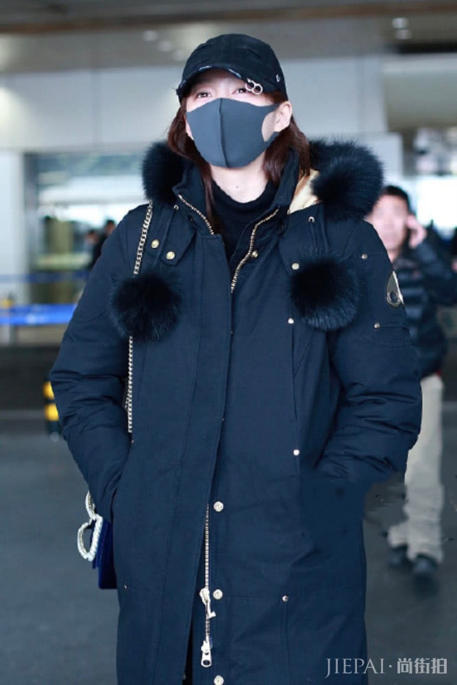 “国民闺女”关晓彤现身机场，一身黑酷帅十足，很是接地气