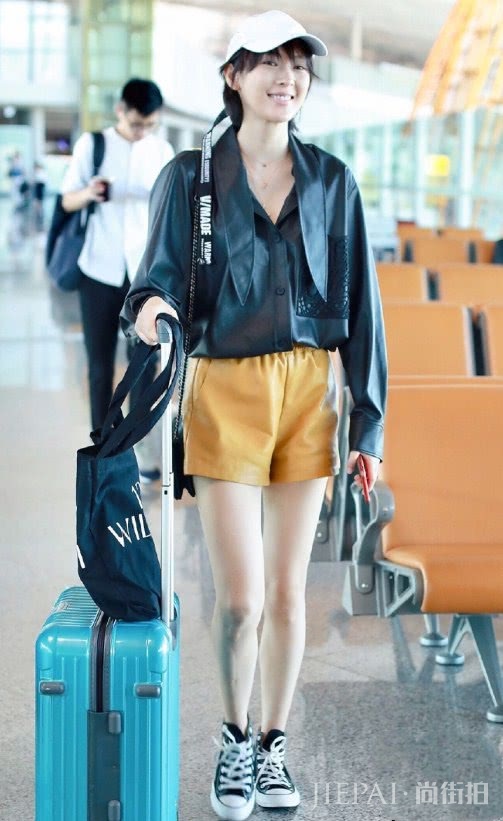 “小章子怡”现身机场,穿咖啡棕大风衣,这个“歪头杀”有点萌!