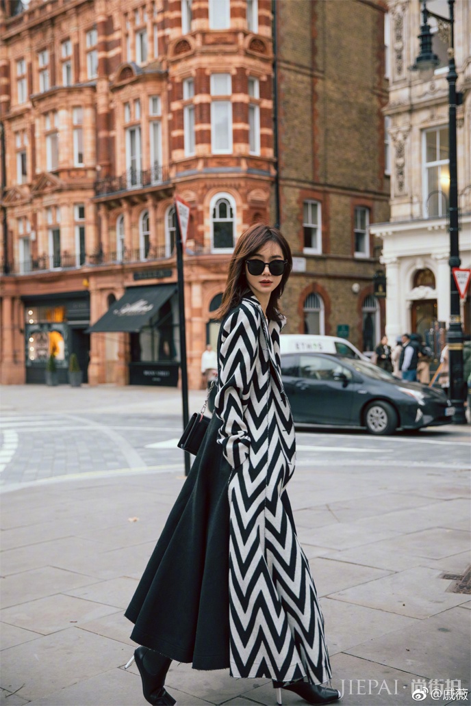 戚薇穿一件3万+的大衣美到飞起!