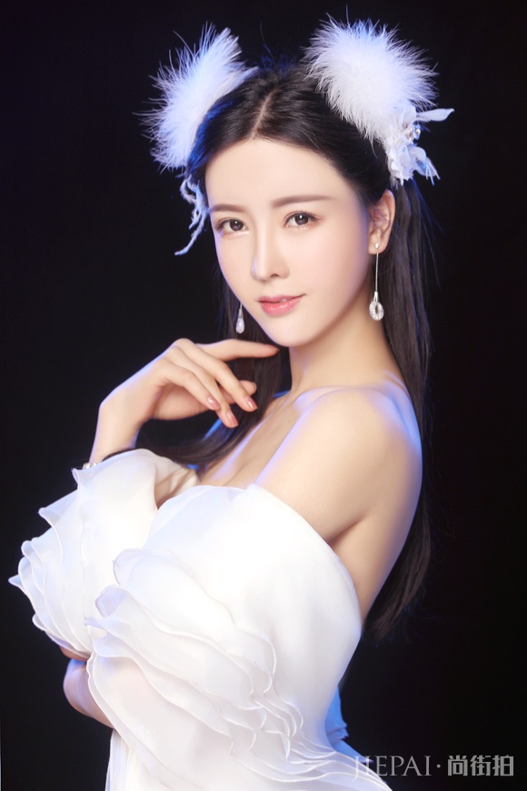 刘亦彤圣诞大片化身可爱精灵 展现甜美气质