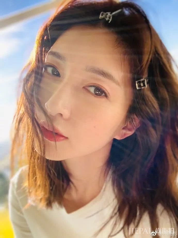 江疏影最新街拍教你做时髦“上班女郎”