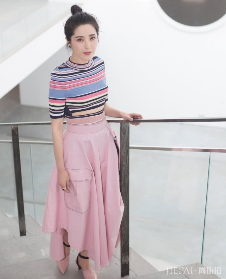 曾黎中间紧成“水杯”,下面却像半开的“雨伞”