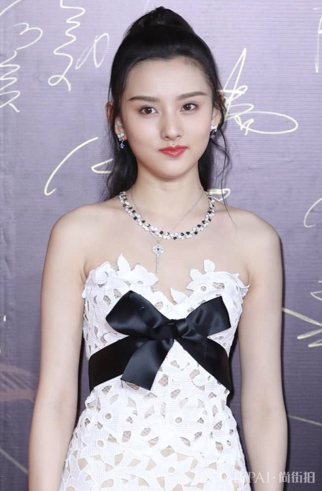 宋祖儿穿“纸屑裙”美极了!