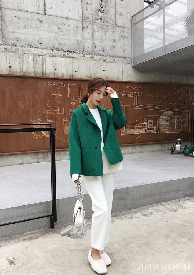 小个子女生怎么穿衣好？选一件有型的短外套，为你时尚感加分