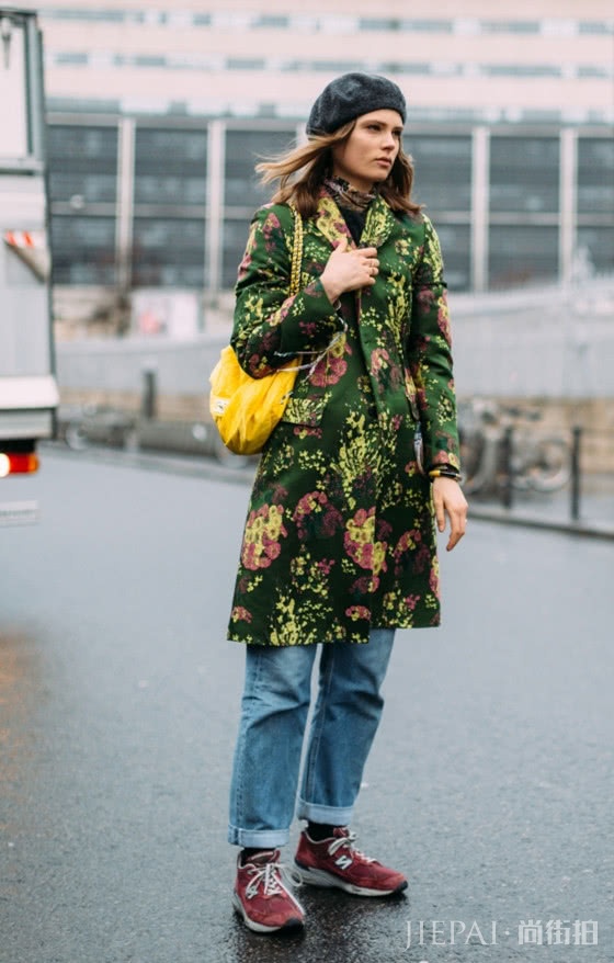 欧美街拍 摆脱黑白灰，用黄色单品穿出整个气质冬天