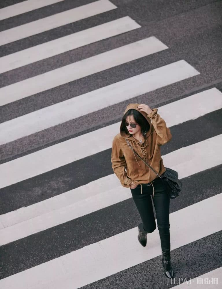 敢穿Saint Laurent的少女:掀起时尚界的反叛力量
