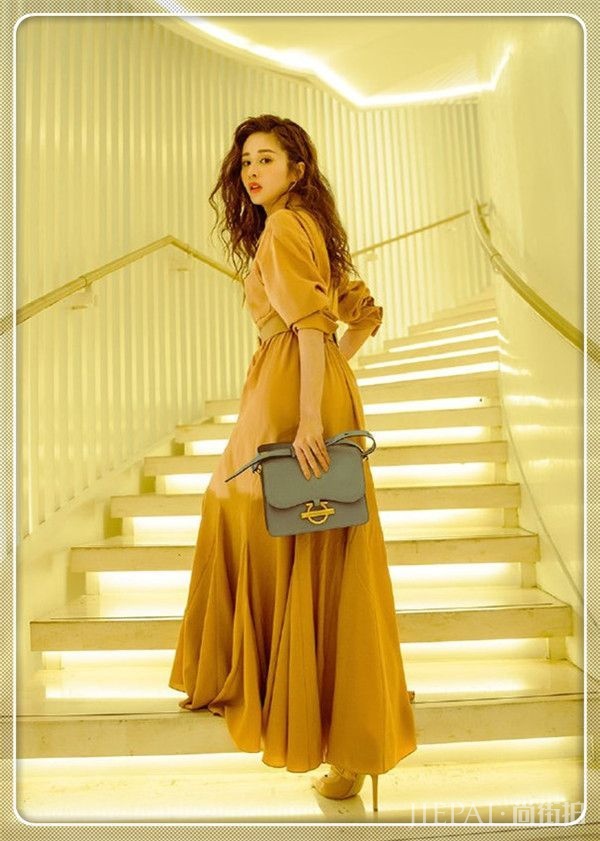 颖儿一头黄卷发性感炸天!