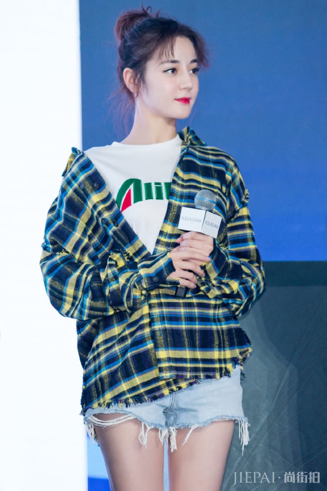 迪丽热巴、何穗罕见撞衫 为秀美腿费尽心思,谁才是真“腿精”?