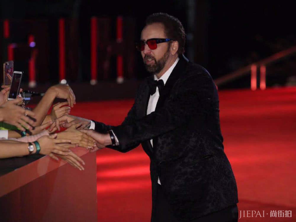 尼古拉斯凯奇大变样,一脸胡子穿西装,成全场焦点