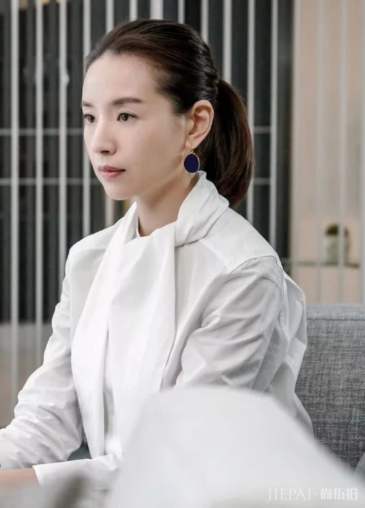化身职场精英的董洁，靠什么秘籍保持自己不变的年轻美肌？