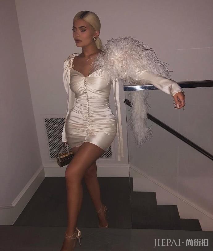 卡戴珊金小妹紧身羽毛裙像只白天鹅美翻了！