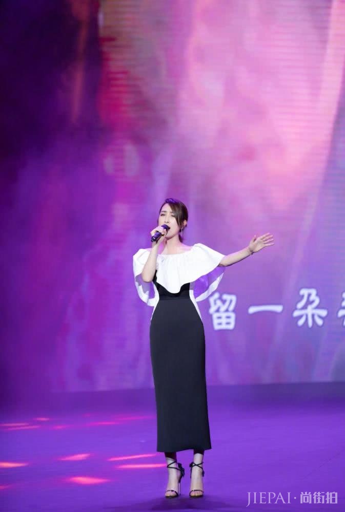 马苏一袭白色鱼尾裙勾勒出S型曲线,气质优雅知性