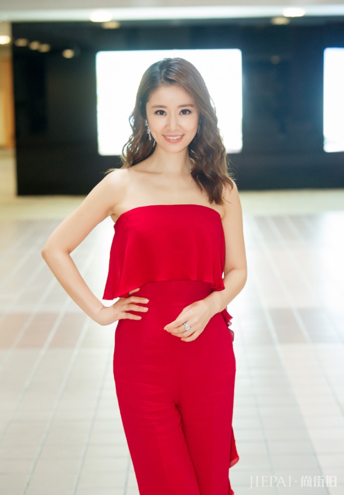 林心如穿拖地蓝裙优雅又减龄，美人美到骨子里了