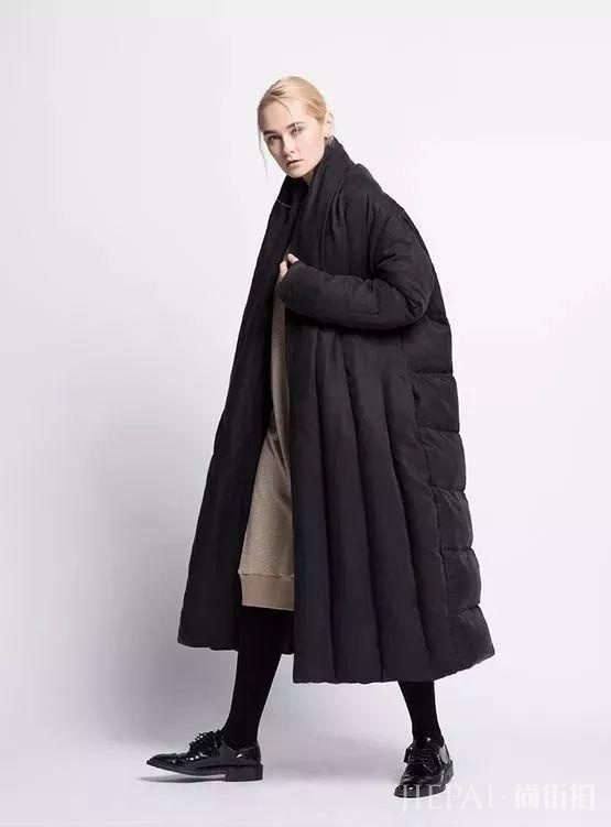 选对搭配方式，黑色羽绒服穿出高级感？