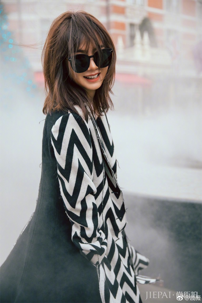 戚薇穿一件3万+的大衣美到飞起!