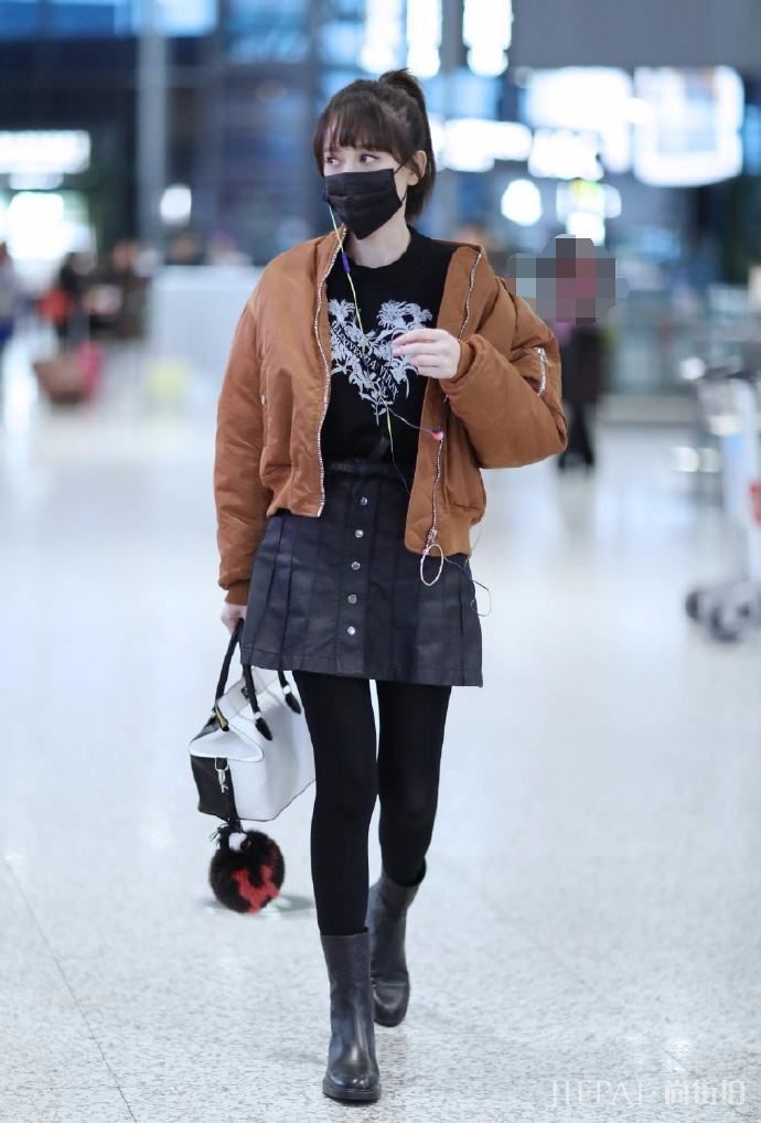 陈乔恩穿液体金靴子,这腿粗的拉链都拉不上!