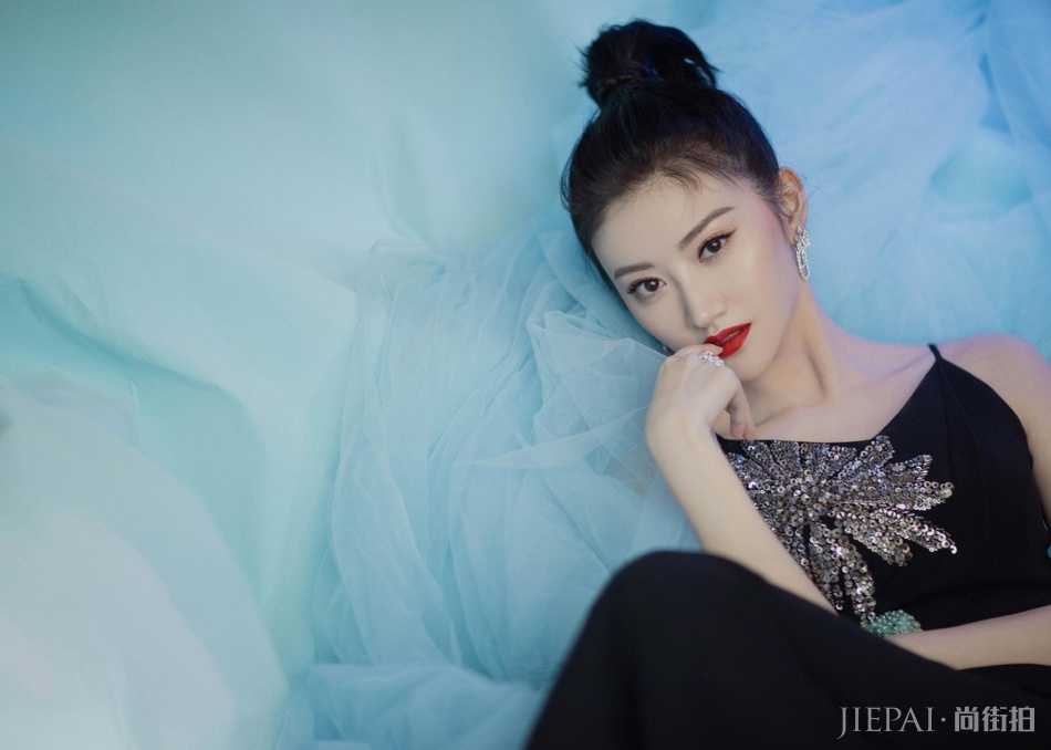 景甜黑色吊带裙身段尽显