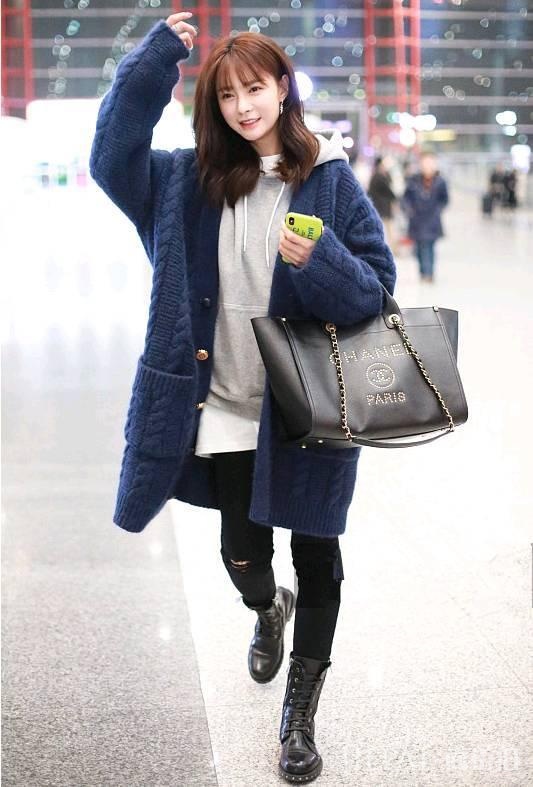沈梦辰跨香奈儿包现身,紧身裤配宽毛衣,美!