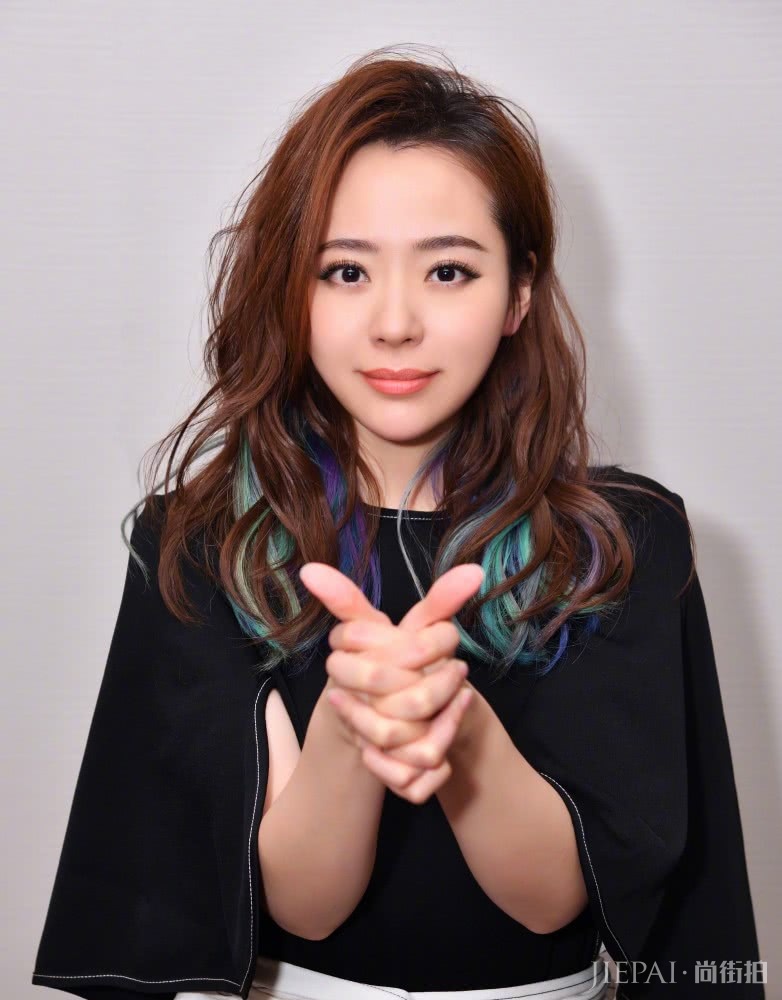 张靓颖太适合短发了,减龄发型就选它