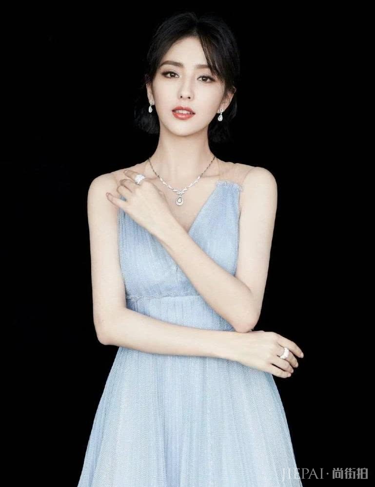 佟丽娅穿淡蓝纱裙宛若冰雪女王,未修图也很好看