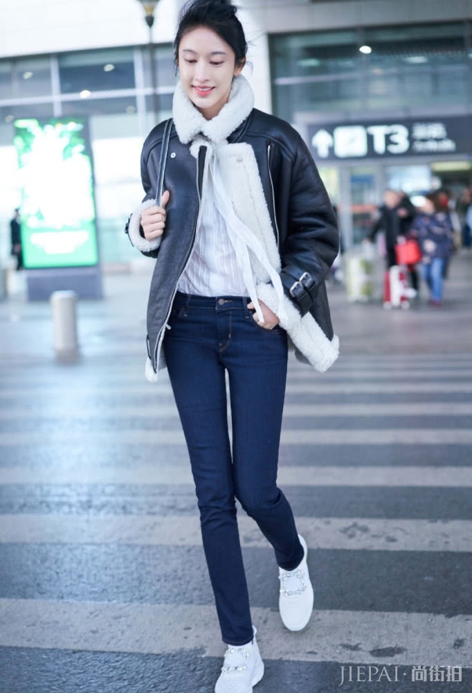 张俪剪短发搭配连衣裙气场开挂,重新美回20岁