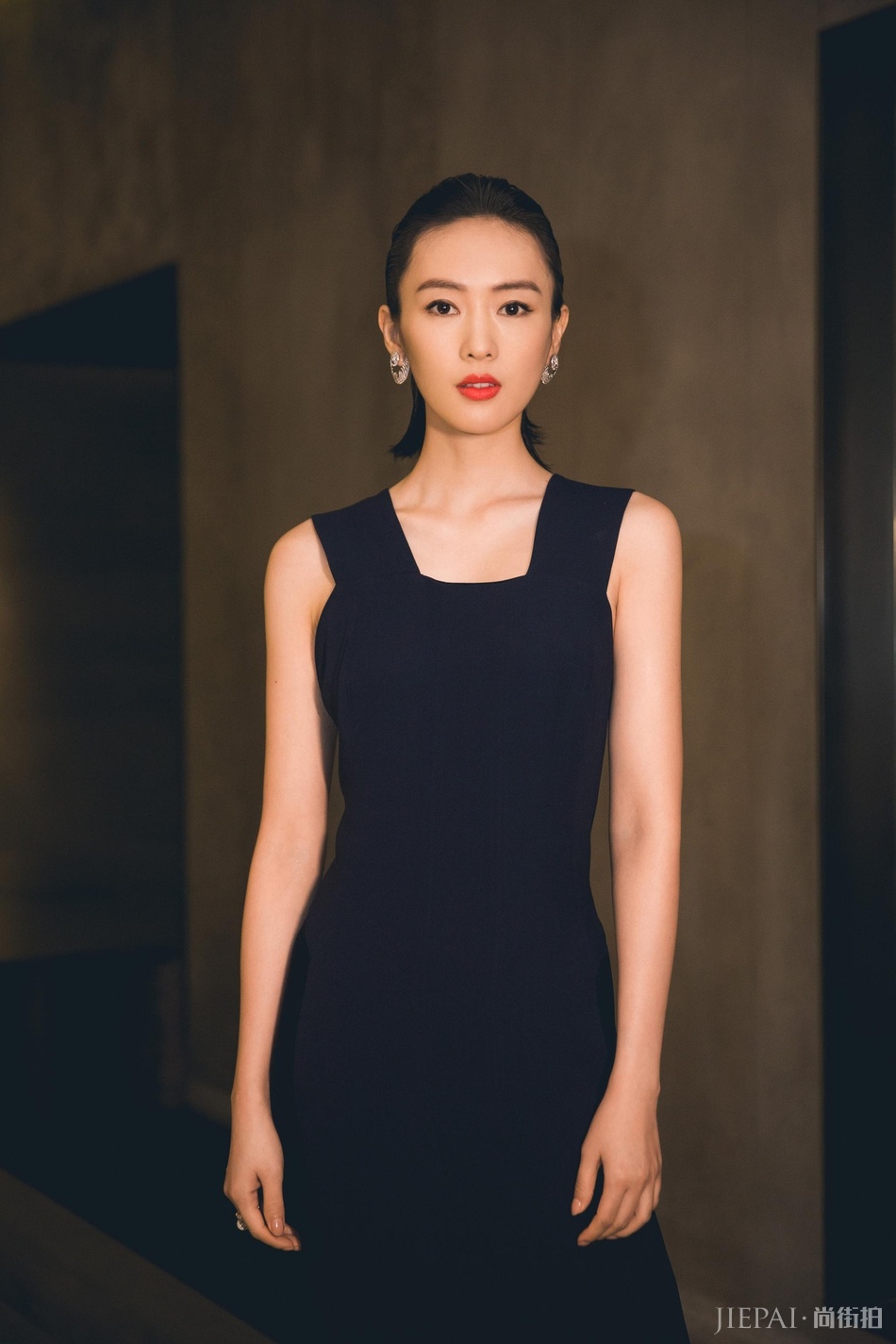 童瑶亮相某活动现场 蓝色长裙尽显时尚优雅