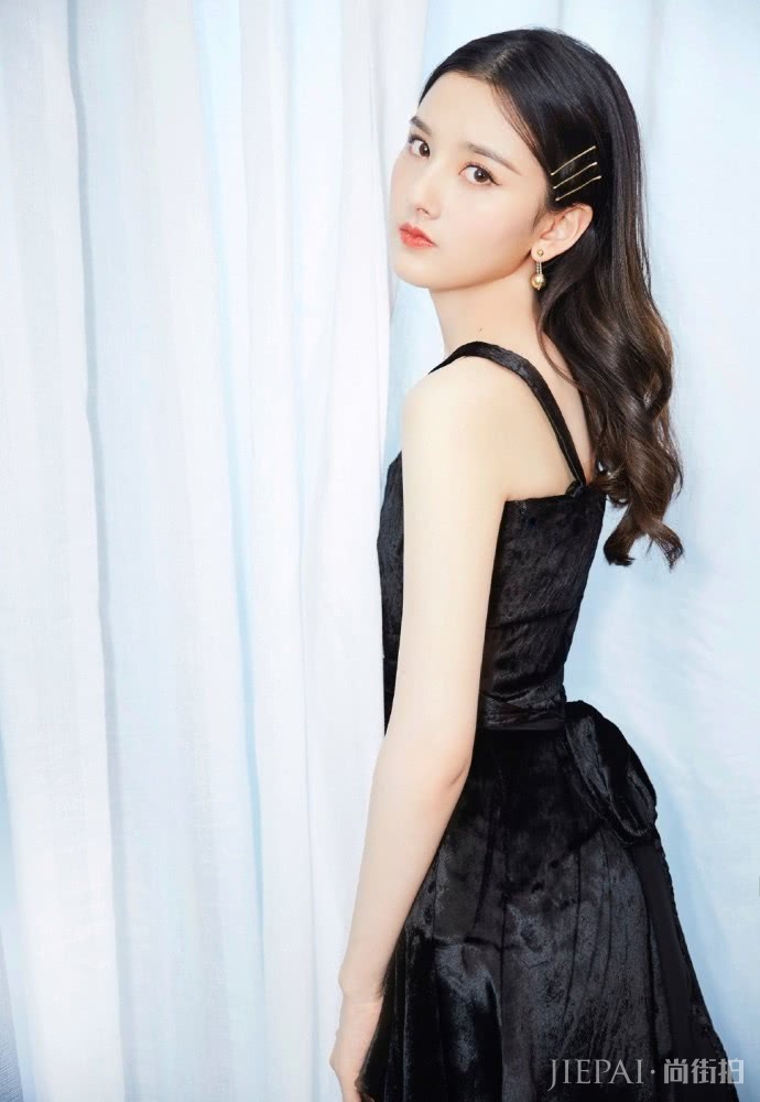 宋祖儿一改风格走起了“贵妇风”，出席活动项链耳环价值超10万