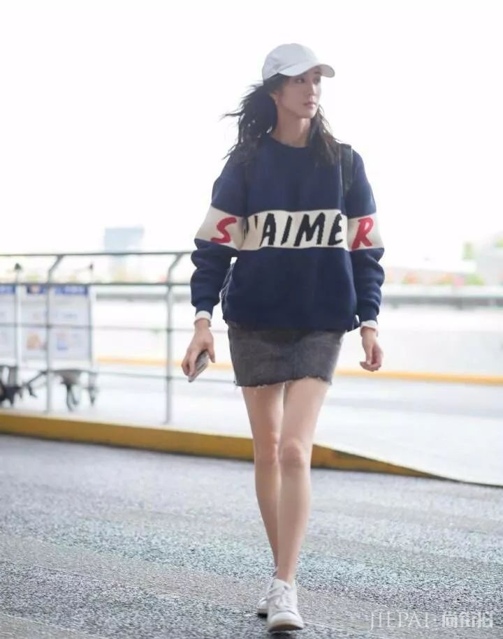 张钧甯这裤子都洗到发白了,居然还在穿!