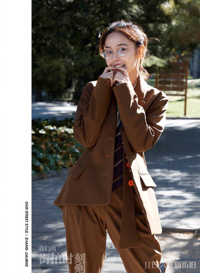 张佳宁笑容式美人“杀手”!透视纱网+拖地长裙,这才叫仙女