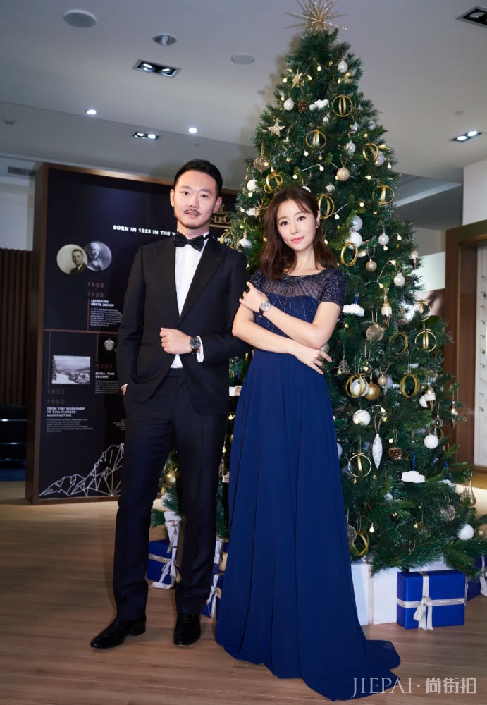 林心如穿拖地蓝裙优雅又减龄，美人美到骨子里了