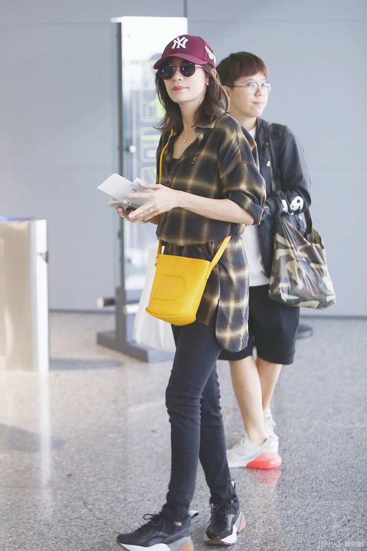 贾静雯针织衫配包臀裙优雅气质,搭配泡面刘海太减龄