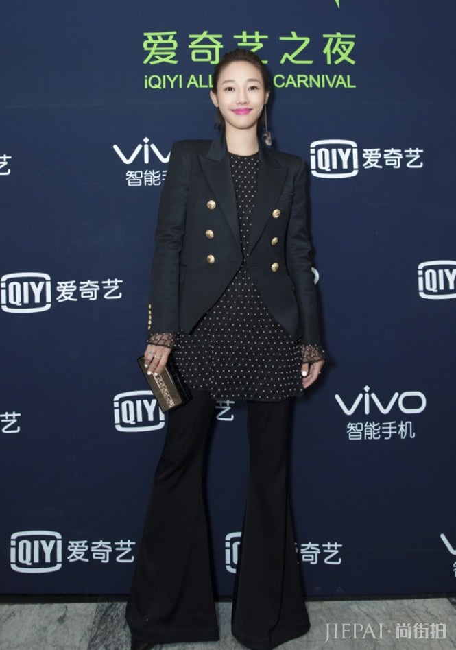 白百何为了塑身形拼了，竟在里面穿铁网衣？难怪看着这么僵硬