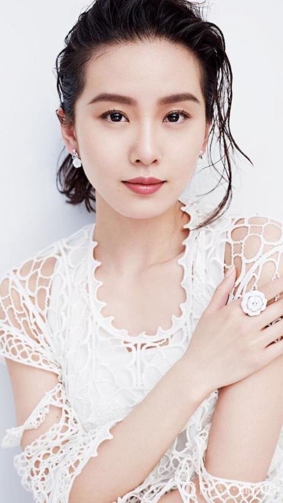刘诗诗也太美了,波波头搭背带裤美到令人窒息