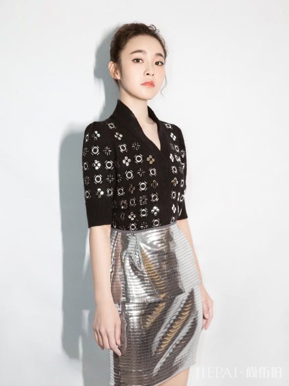 张佳宁拿着一块石头走红毯?轻松就吸引了无数人的眼球