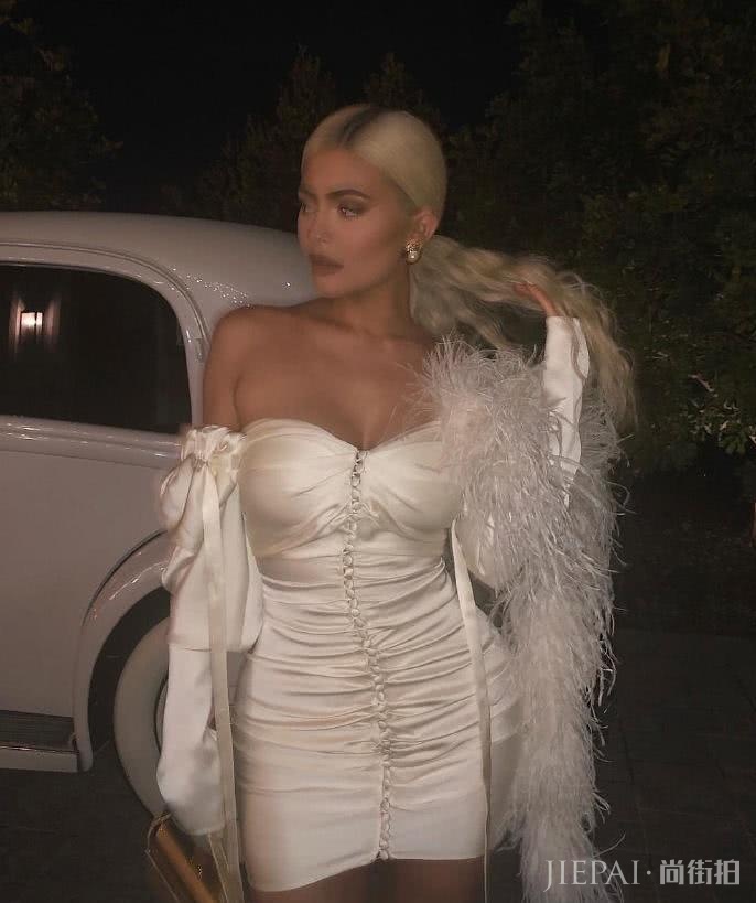 卡戴珊金小妹紧身羽毛裙像只白天鹅美翻了！