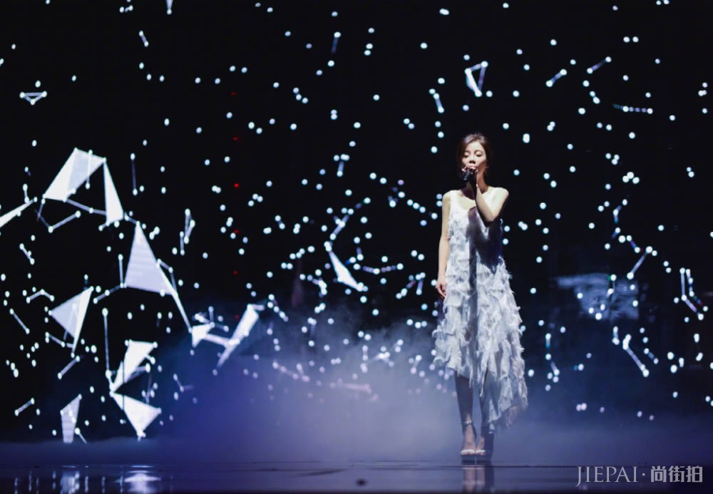 1米55冯提莫穿连衣裙，满满孩子气，被路人误认为是位“童星”