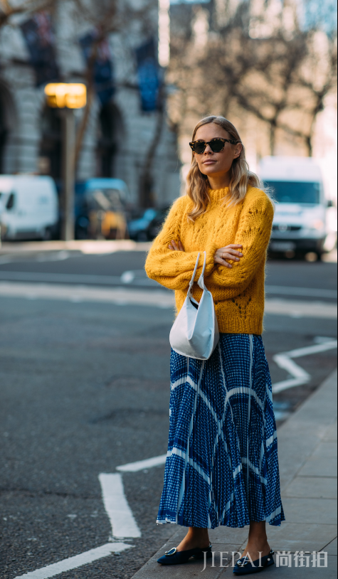 甜美的冬季街头就要穿暖色毛衣