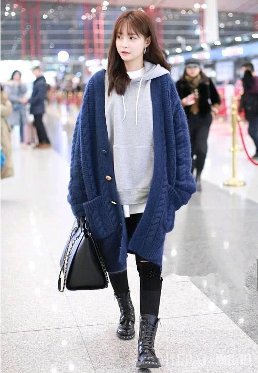 沈梦辰跨香奈儿包现身,紧身裤配宽毛衣,美!