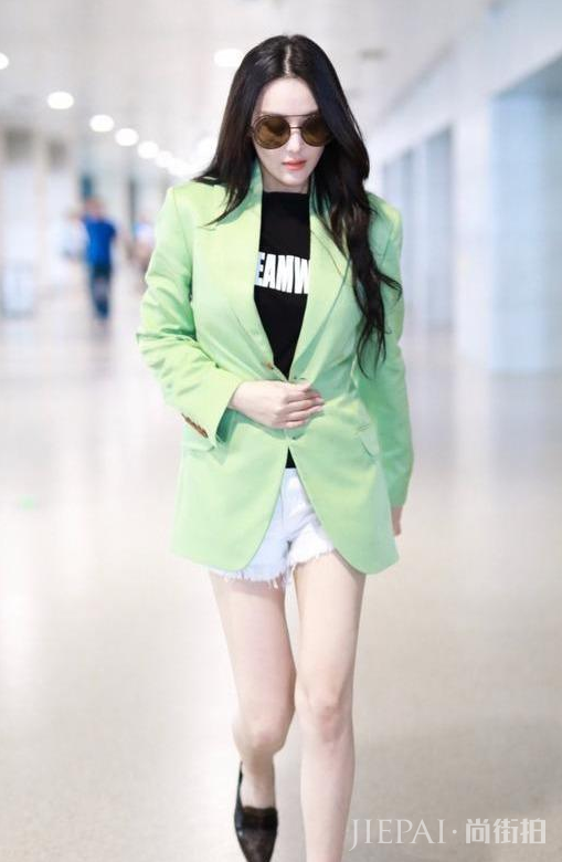 张馨予婚后初现机场,纤纤细腿日常时装大秀