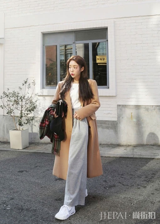 大衣配什么好?大衣搭配小白鞋活力十足
