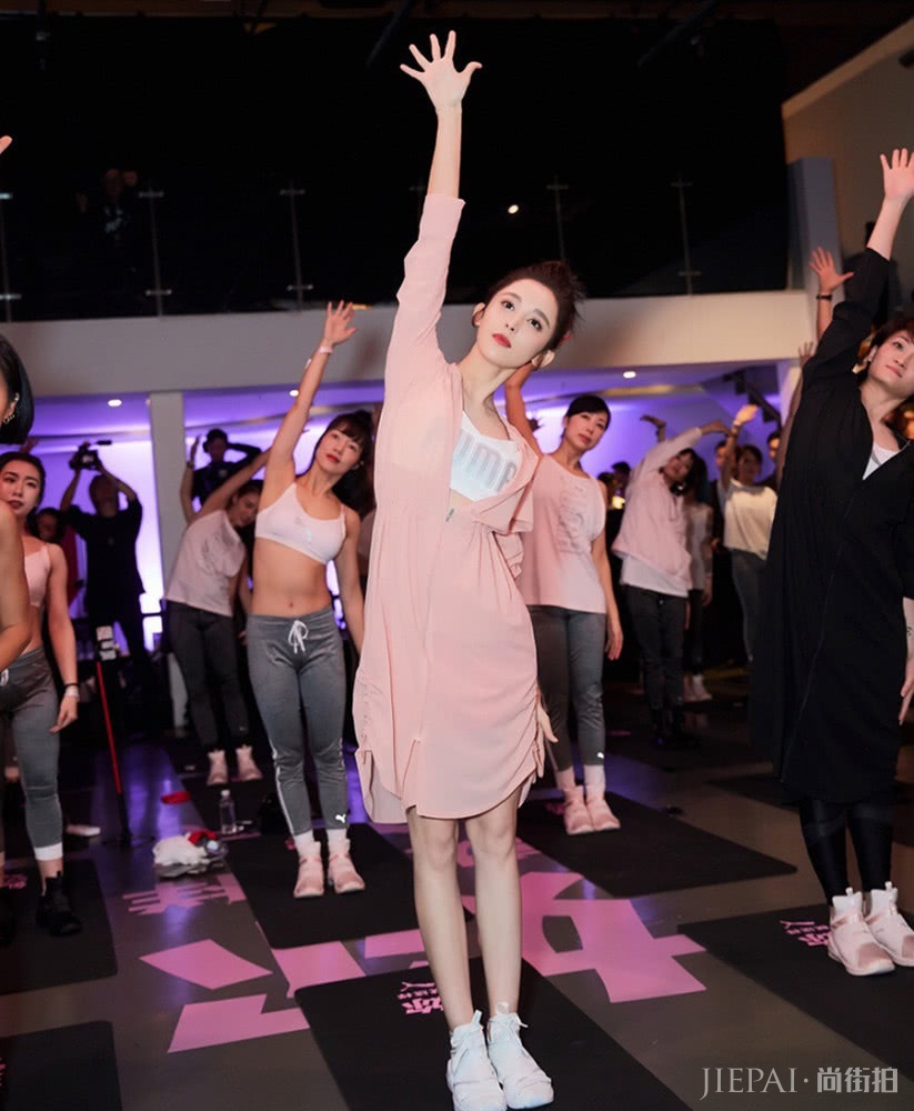 古力娜扎出席活动,又瘦又美惊艳全场!